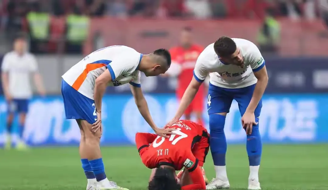 关于强强对话，国际足球大战展现激烈对抗的信息